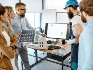 Un team di professionisti discute l'impatto ambientale di un progetto, parte del processo di valutazione ambientale strategica